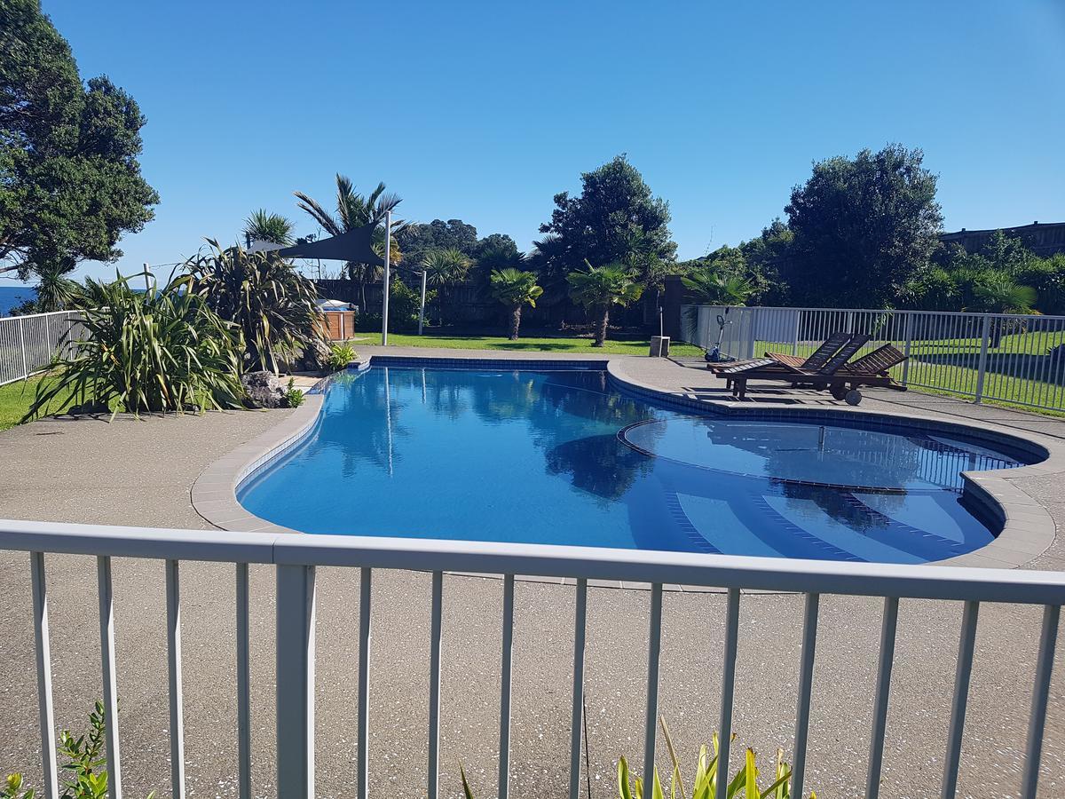 Te Kaha Beach Hotel エクステリア 写真