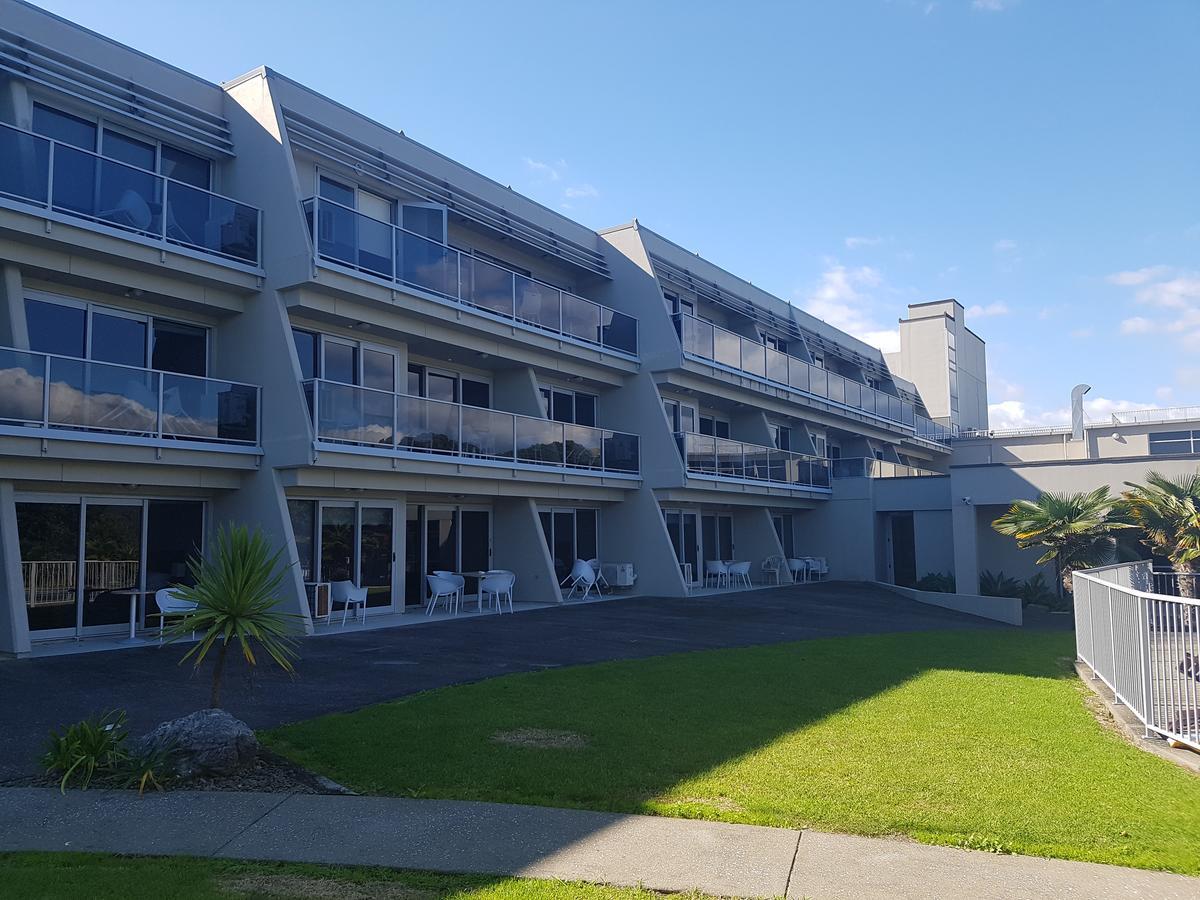 Te Kaha Beach Hotel エクステリア 写真