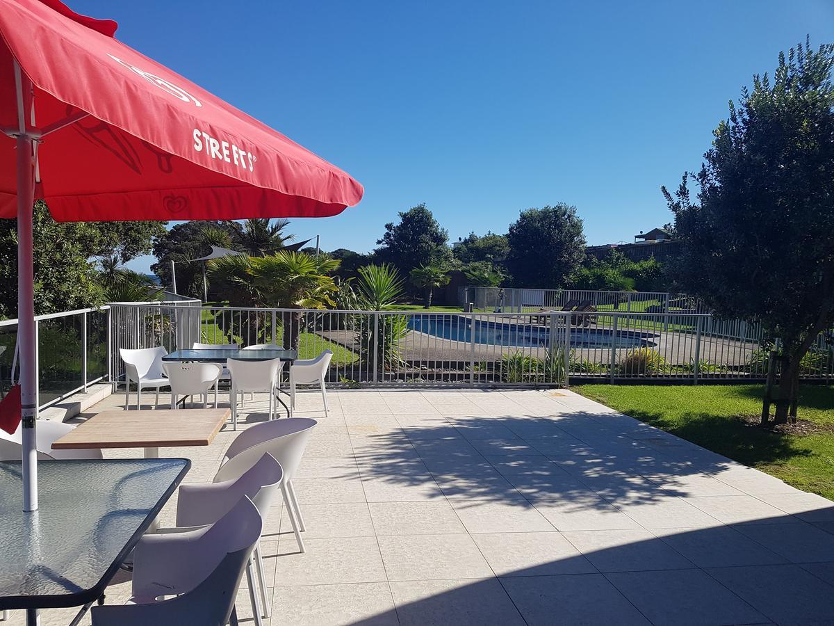 Te Kaha Beach Hotel エクステリア 写真