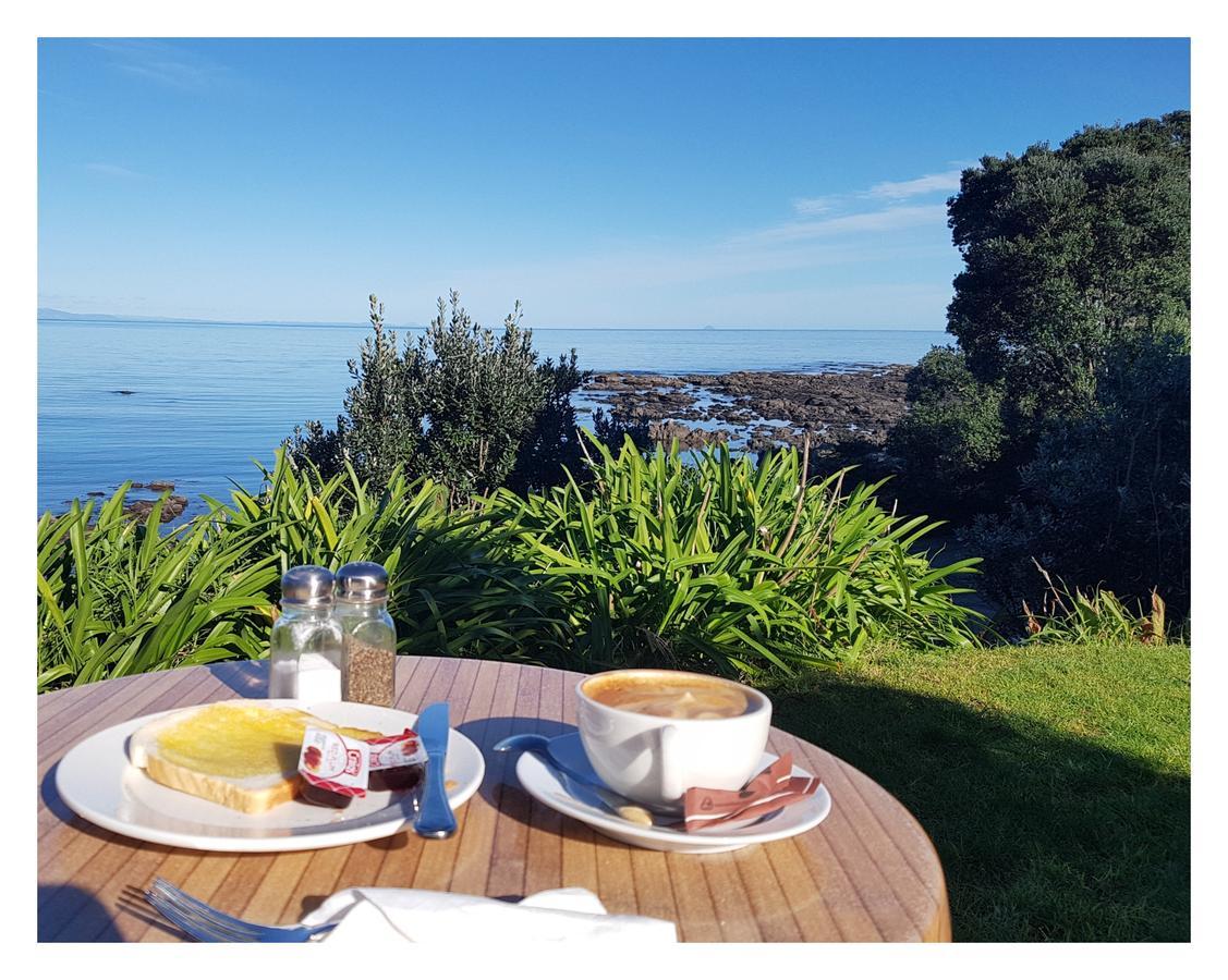 Te Kaha Beach Hotel エクステリア 写真
