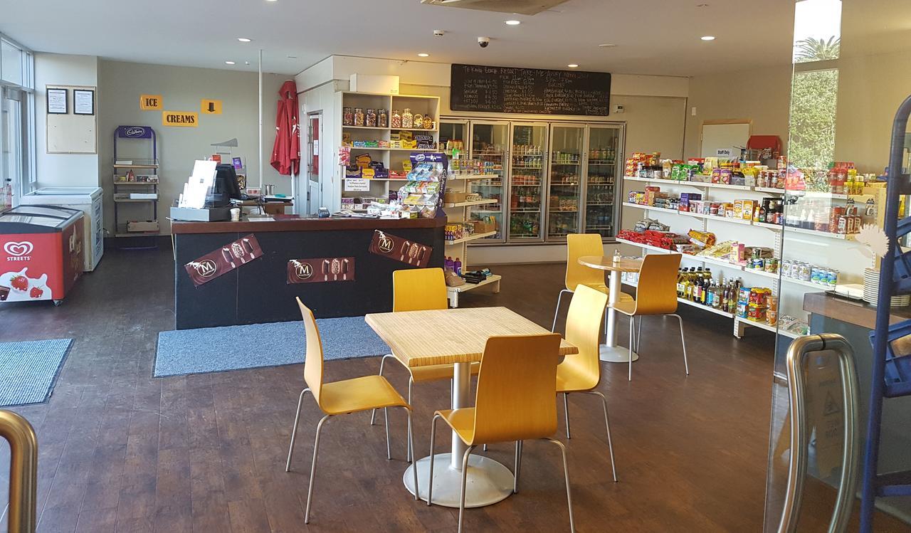 Te Kaha Beach Hotel エクステリア 写真