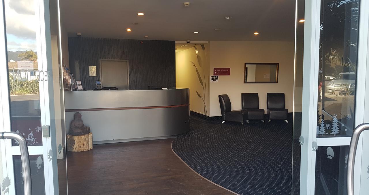 Te Kaha Beach Hotel エクステリア 写真