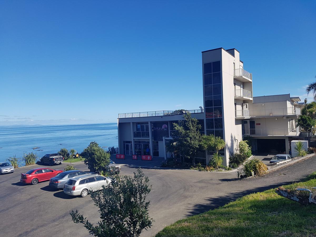 Te Kaha Beach Hotel エクステリア 写真