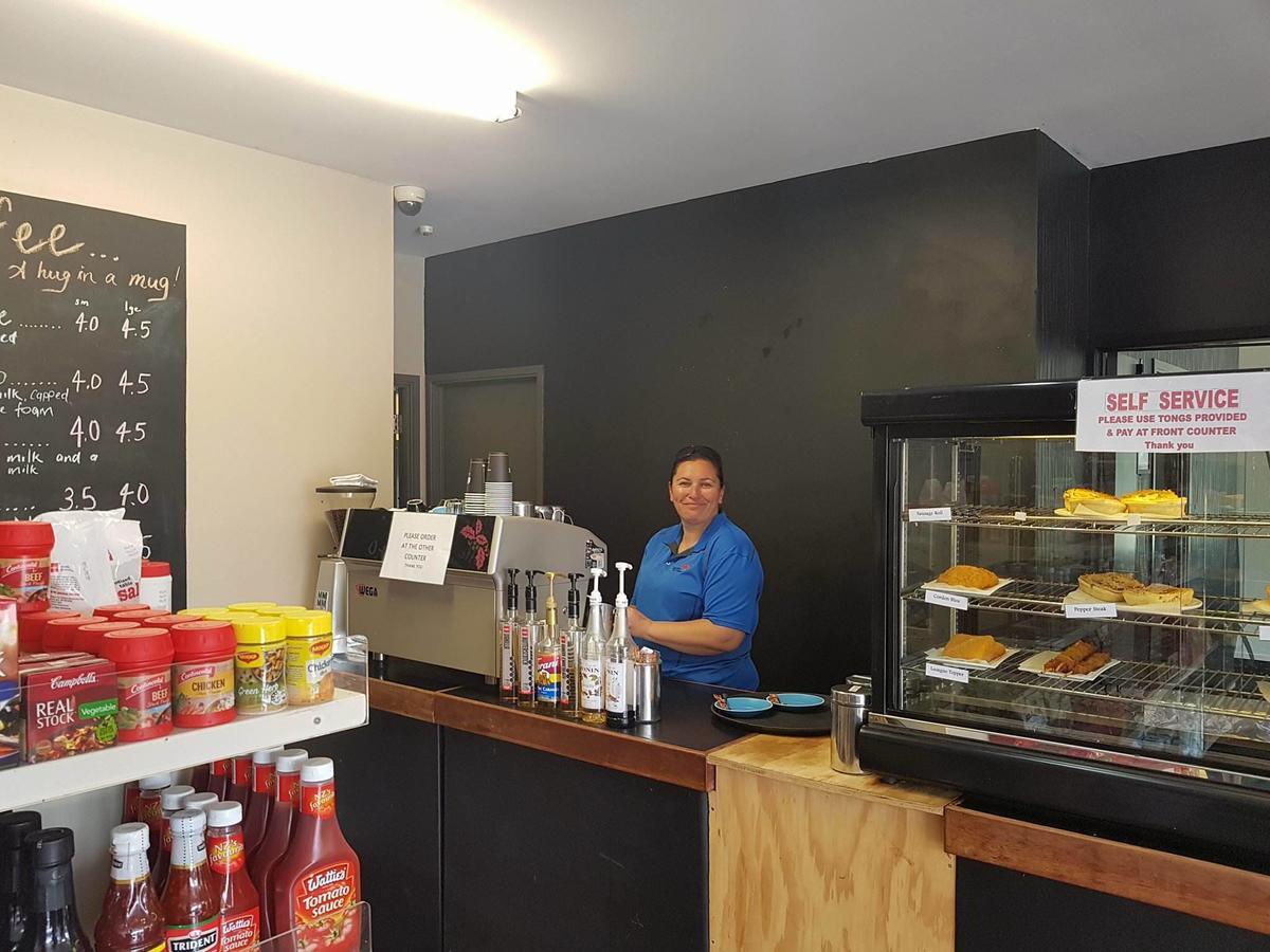 Te Kaha Beach Hotel エクステリア 写真