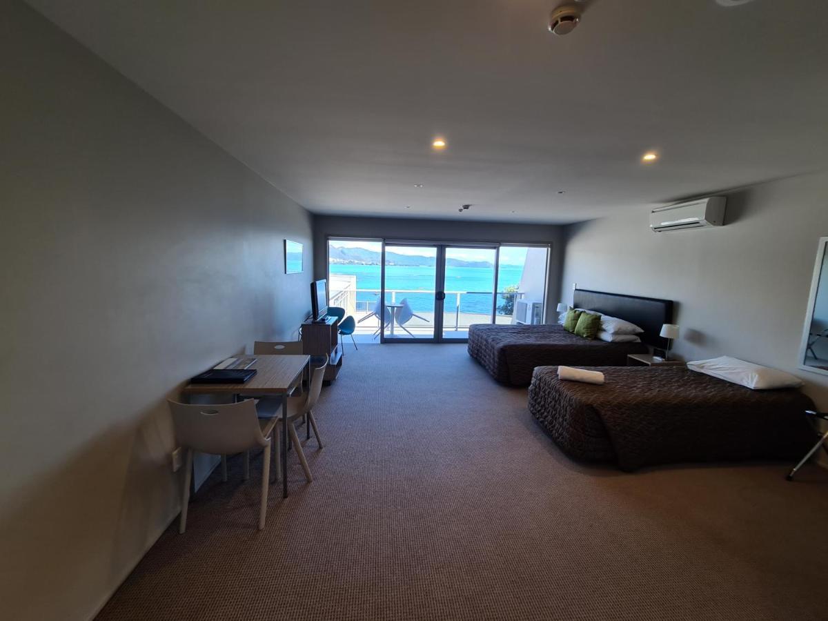 Te Kaha Beach Hotel エクステリア 写真