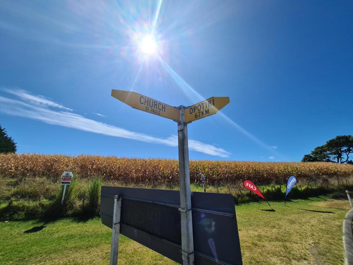 Te Kaha Beach Hotel エクステリア 写真