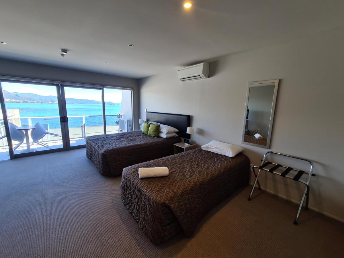 Te Kaha Beach Hotel エクステリア 写真